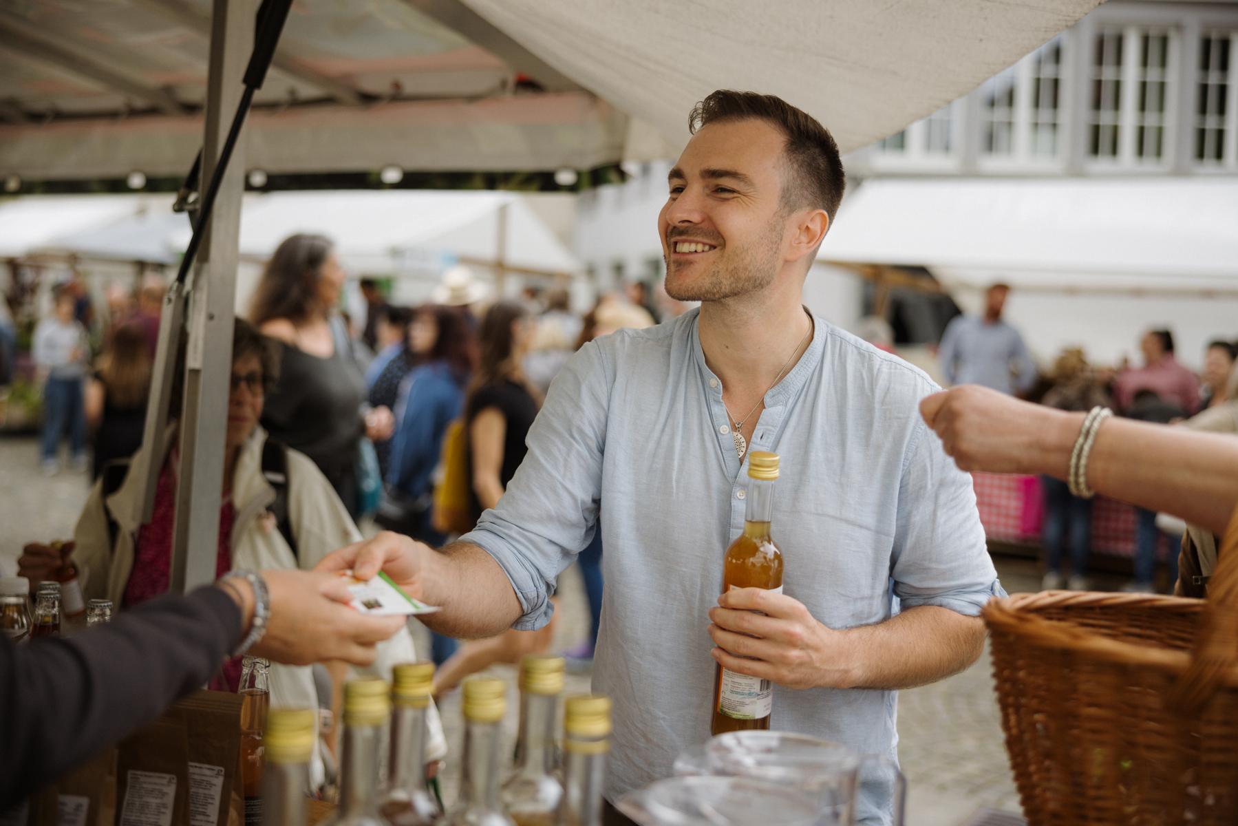 Der Bio Marché ist das grösste Schweizer Bio-Festival – mit riesigem Bio-Verkaufsmarkt, Bio-Festwirtschaften, Musik und Strassenkunst, Streichelzoo und vielem mehr. Jedes Jahr im Juni in Zofingen CH.