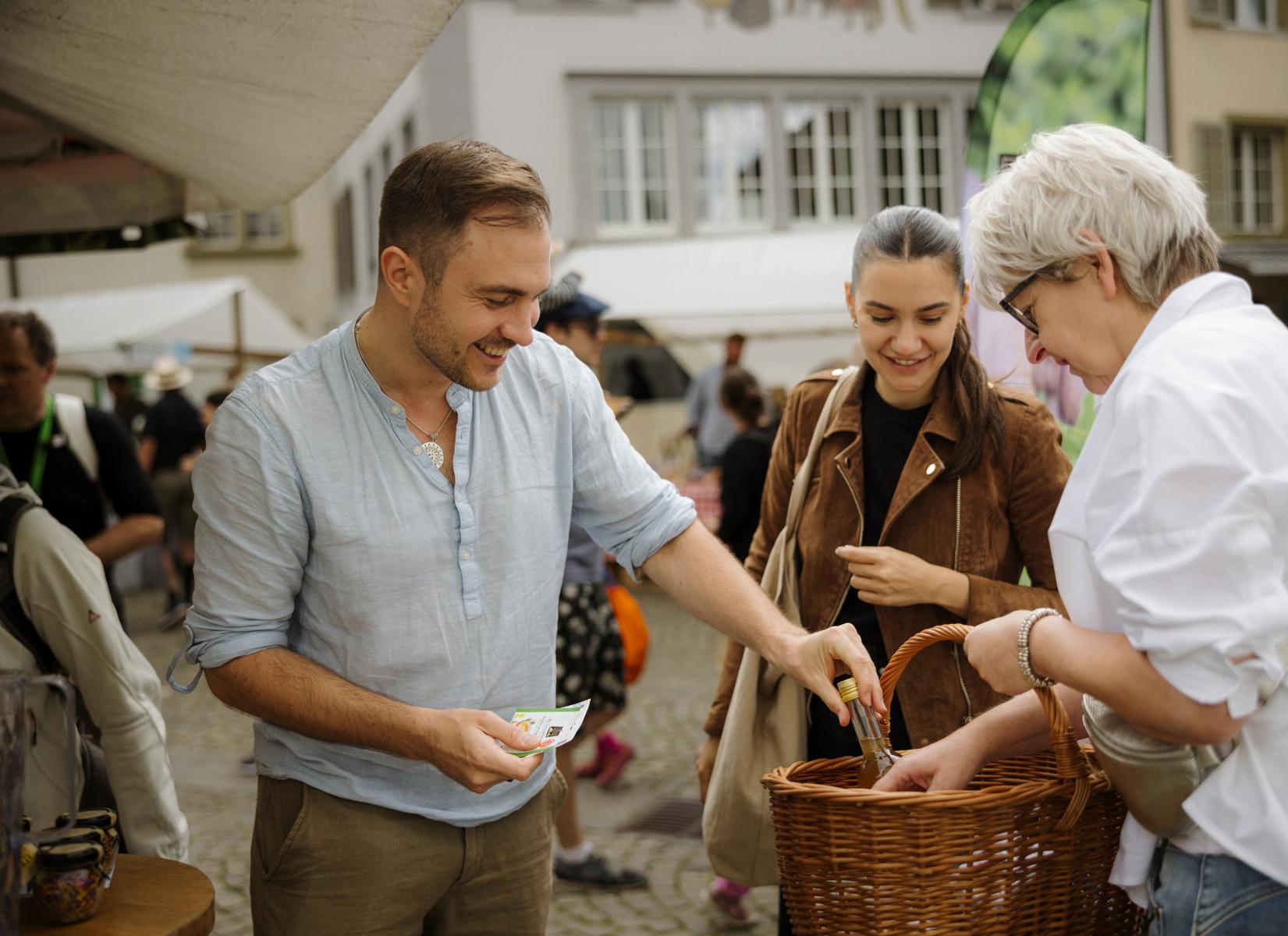 Der Bio Marché ist das grösste Schweizer Bio-Festival – mit riesigem Bio-Verkaufsmarkt, Bio-Festwirtschaften, Musik und Strassenkunst, Streichelzoo und vielem mehr. Jedes Jahr im Juni in Zofingen CH.